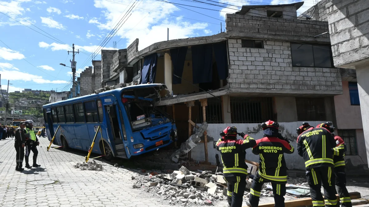 El bus se impactó contra una vivienda y alcanzó al joven que llegaba de su trabajo.