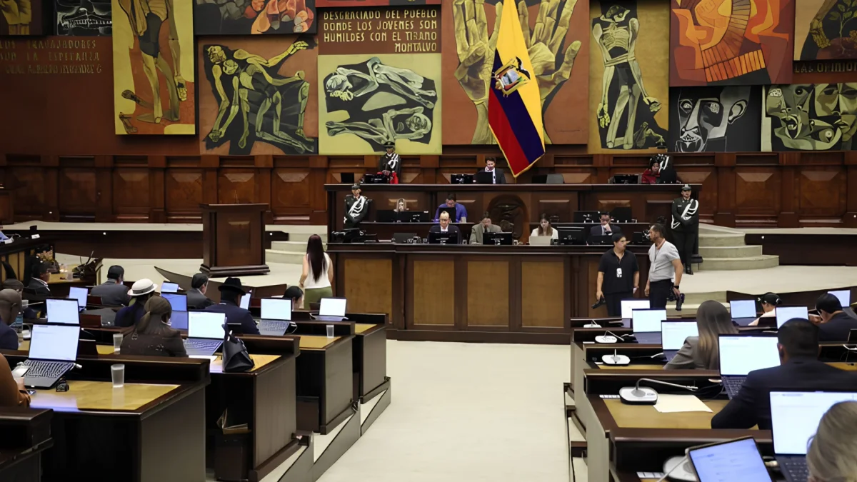 Legisladores votan la moción que definió el futuro del feriado por la Independencia de Loja.