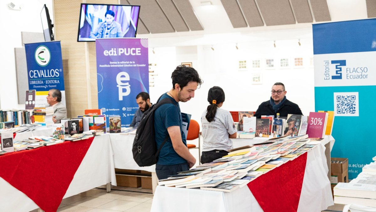 Feria del Libro Académico en Quito reúne editoriales y debates sobre edición, IA y lectura