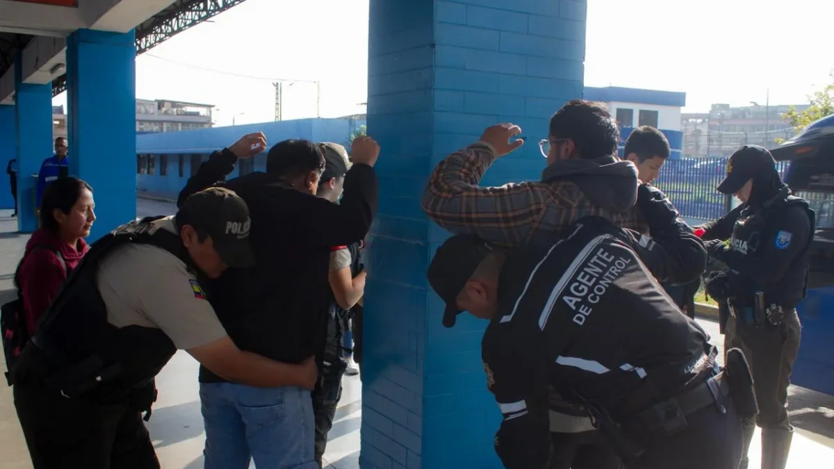 Operativos en Trolebús y Ecovía permitieron decomisar armas, drogas y licor en abril de 2026.