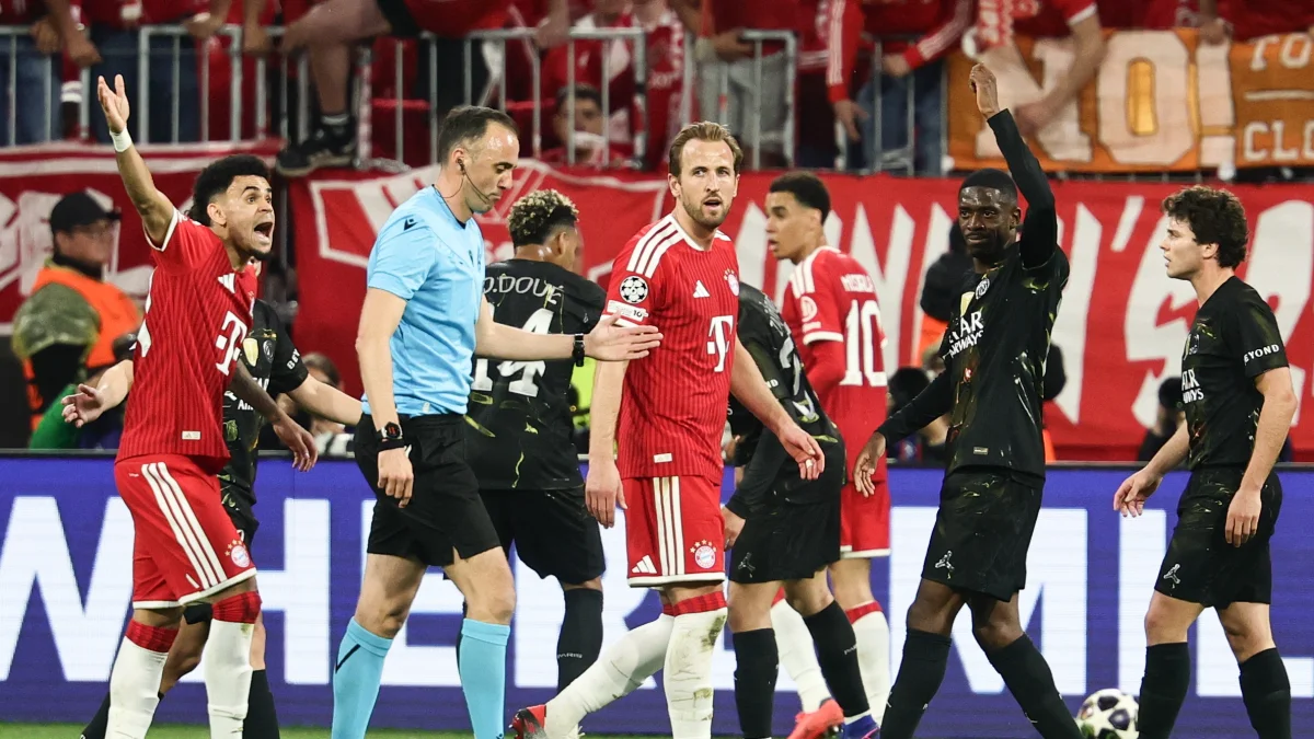 El árbitro portugués Joao Pinheiro y los reclamos de los jugadores del Bayern.