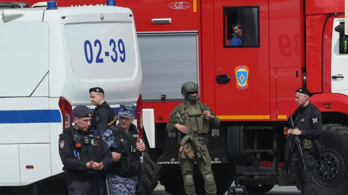 Agentes de policía hacen guardia cerca de la Plaza Roja en Moscú, Rusia, el 7 de mayo de 2026.