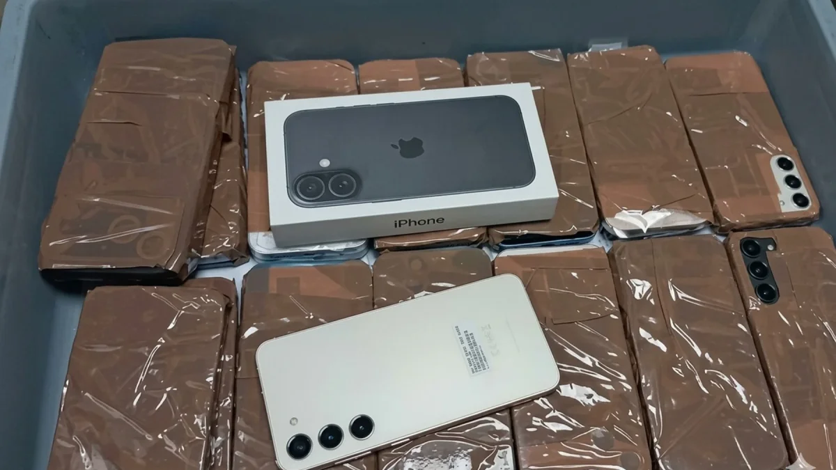 Un hombre intentó ingresar al aeropuerto de Guayaquil con 40 celulares atados a su cuerpo