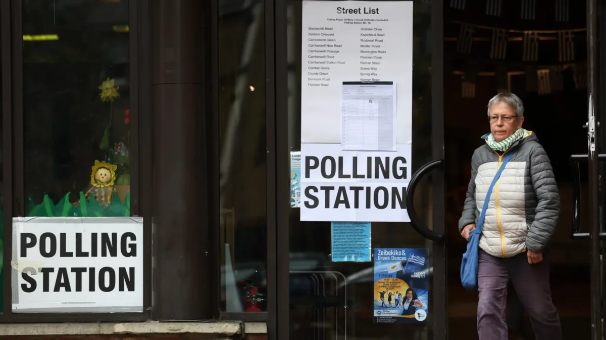 Una votante sale de un colegio electoral durante las elecciones locales en Londres, Gran Bretaña, el 7 de mayo de 2026.
