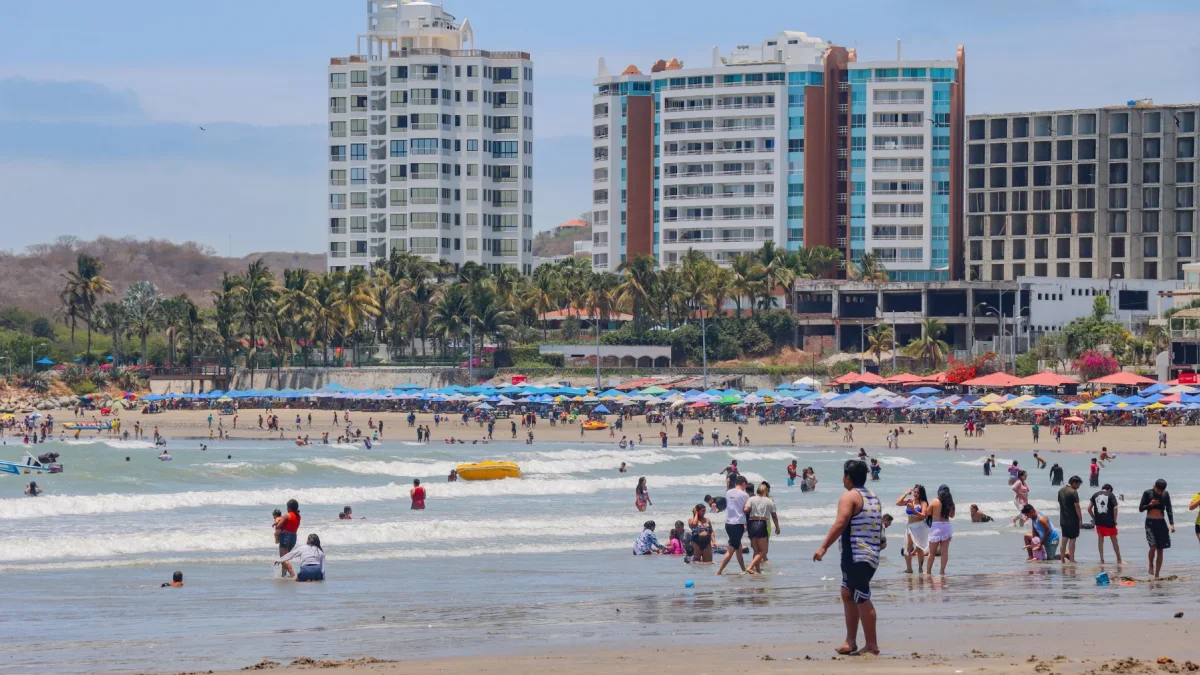 Turistas y familias aprovechan el feriado en la playa de Salinas, uno de los destinos más visitados durante los fines de semana largos en Ecuador.
