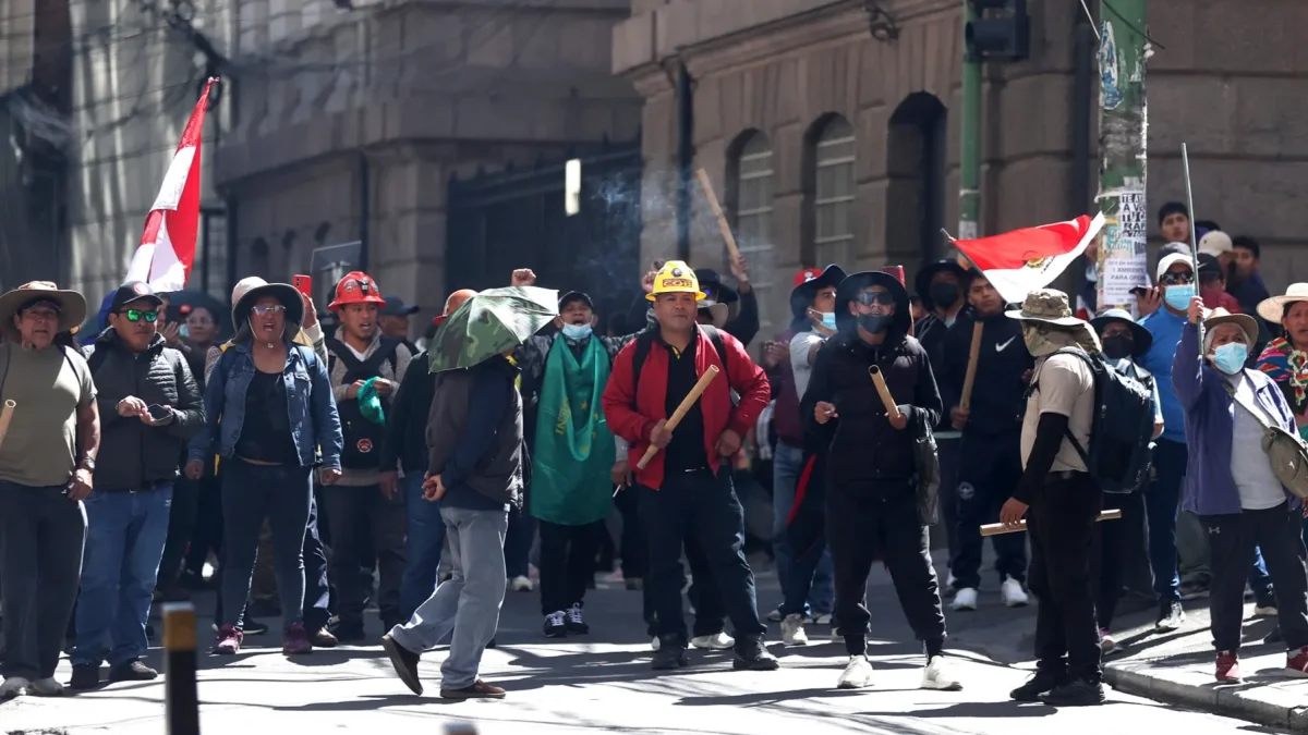 Manifestantes se enfrentan con la policía al intentar llegar a la sede de la Presidencia de Bolivia, este miércoles en La Paz (Bolivia).