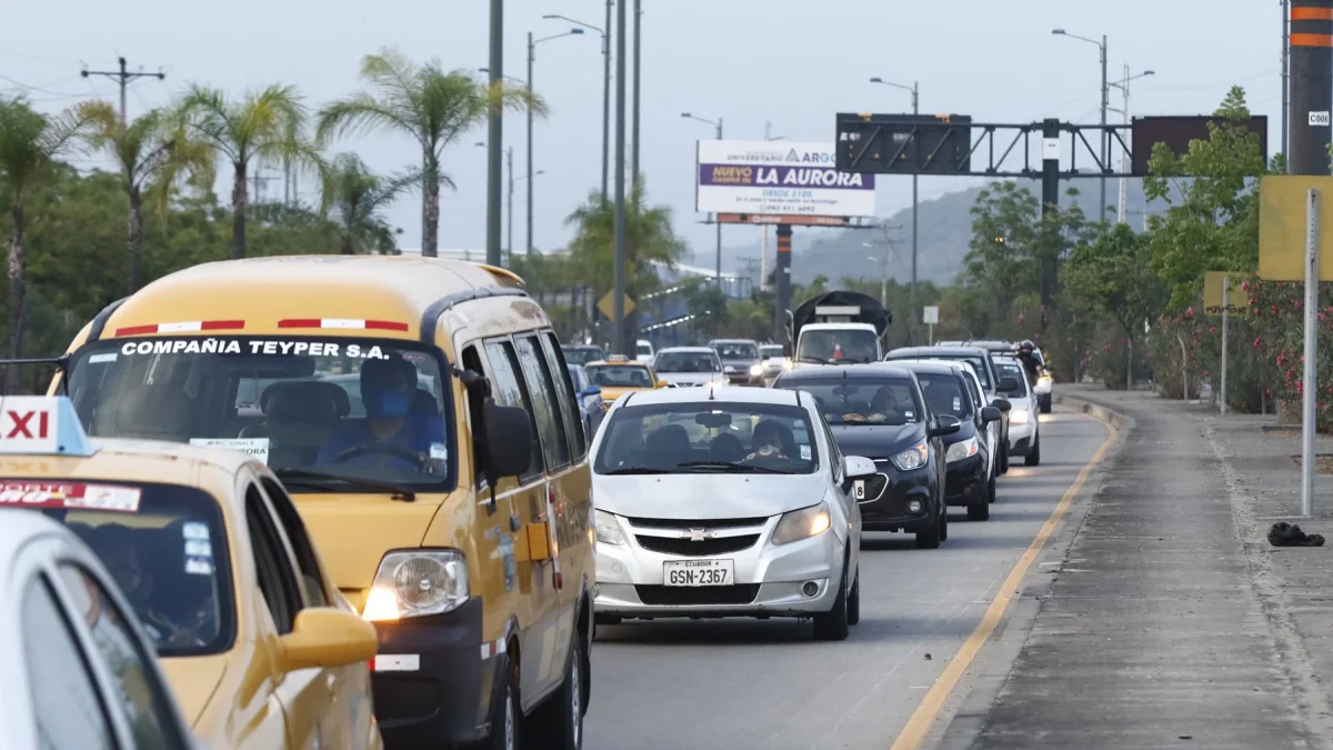 Congestión vehicular en la autopista Narcisa de Jesús, en el norte de Guayaquil.