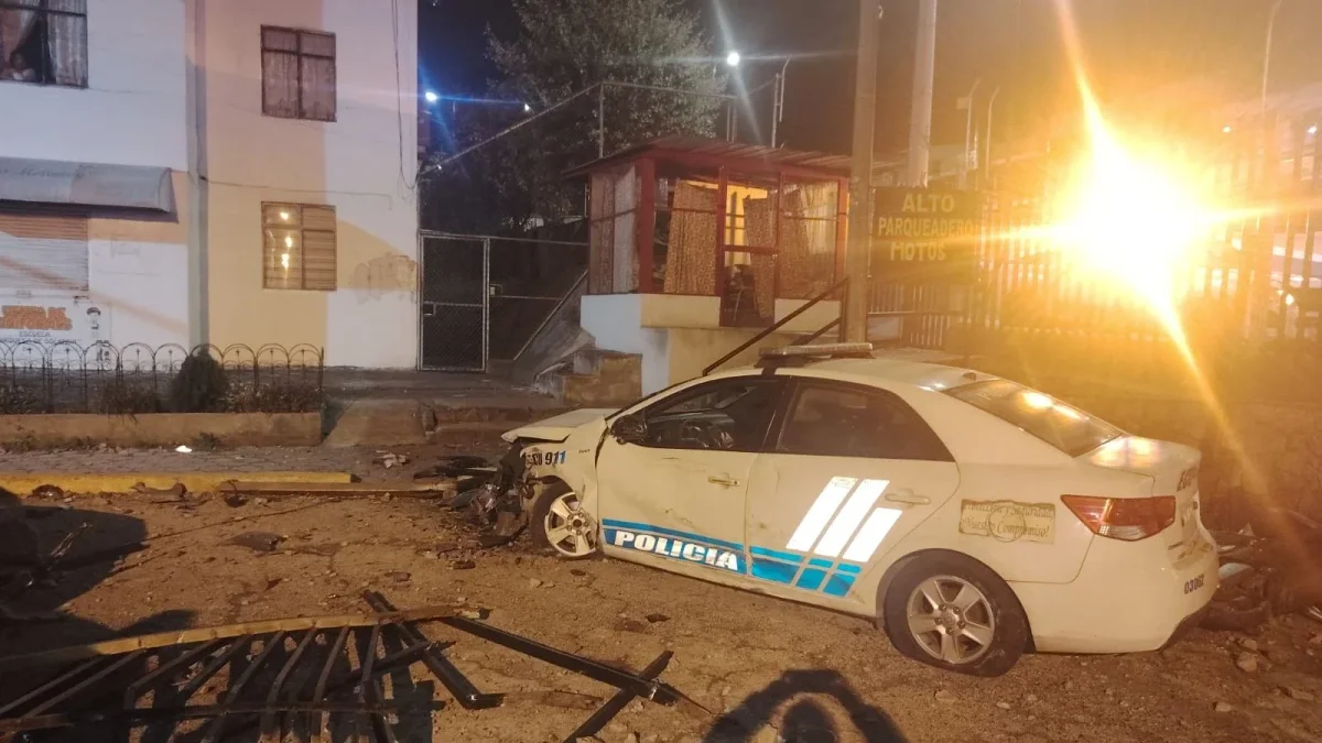 El patrullero se impactó contra una pared y con las motos que estaban estacionadas.
