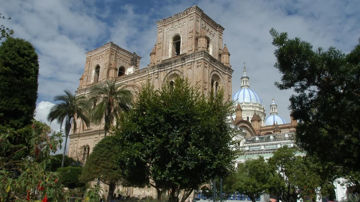 Cuenca destaca como la ciudad más bonita y segura de Ecuador por su calidad de vida, turismo, limpieza, gastronomía y planificación urbana.