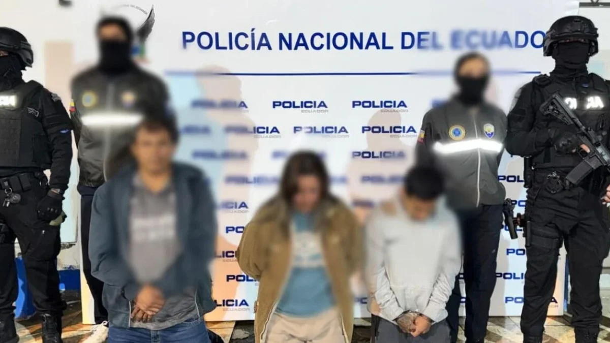 Tres hombres y una mujer fueron detenidos el 8 de mayo en distintos allanamientos en Quito.