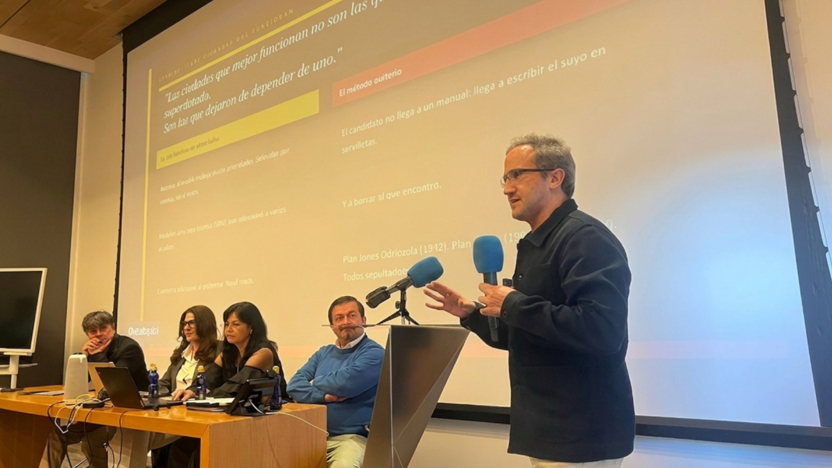 Exalcaldes y políticos analizan necesidades de Quito antes de las elecciones