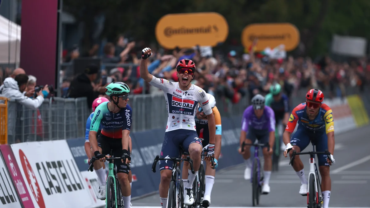 Caos en el Giro de Italia: montonera masiva y triunfo épico de Paul Magnier