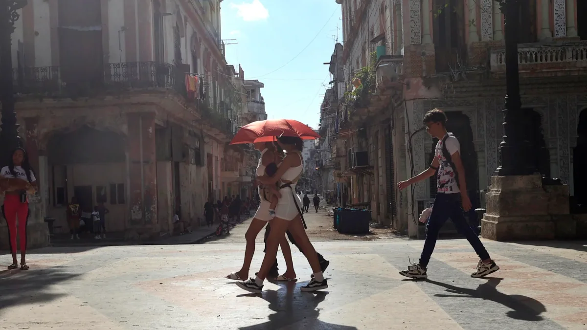 Personas caminan por una calle el 02 de mayo de 2026 en La Habana (Cuba).