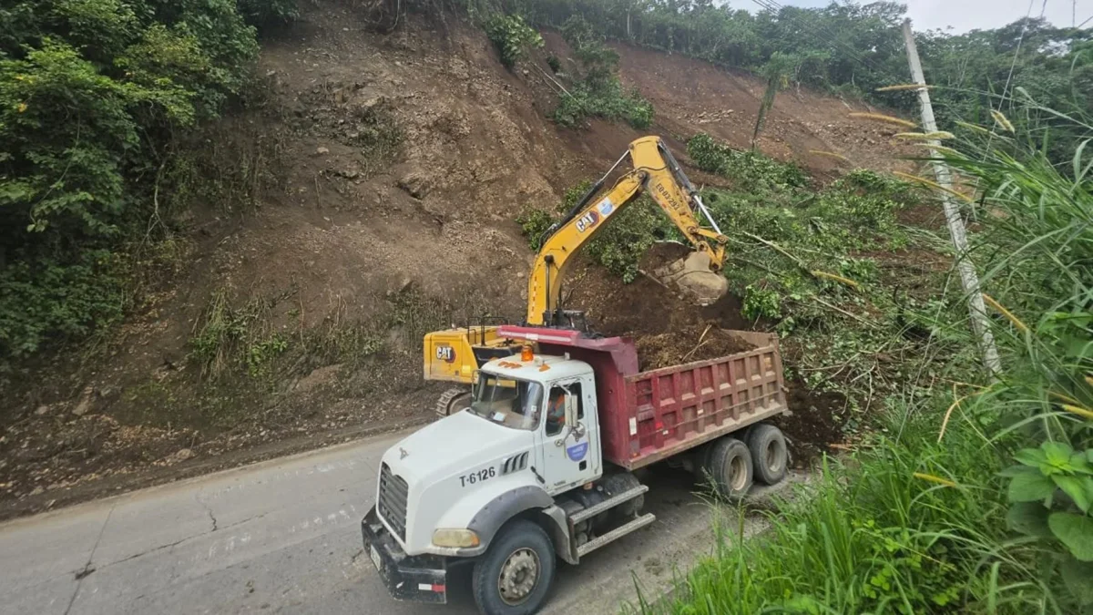 Con maquinaria pesada se ejecutan trabajos de limpieza y remoción de escombros en la vía Balbanera – Pallatanga – Cumandá, en el sector Cruz del Hueso.