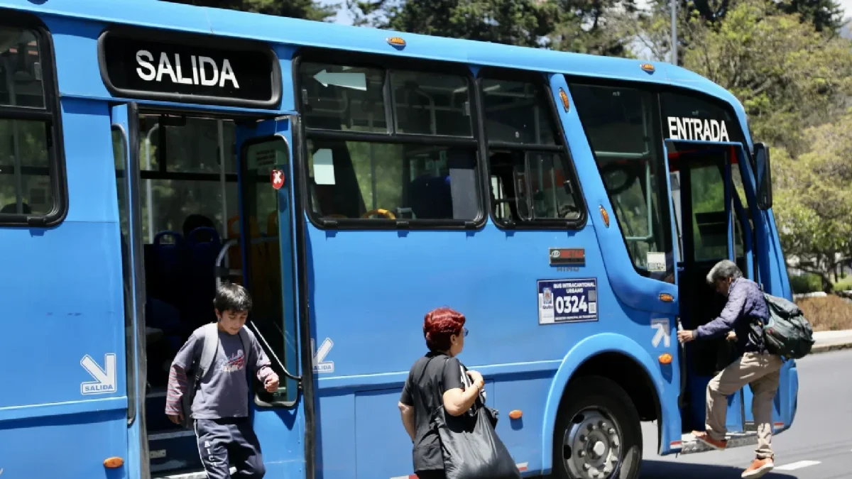 Gobierno amplía un mes más la compensación al transporte por alza del diésel