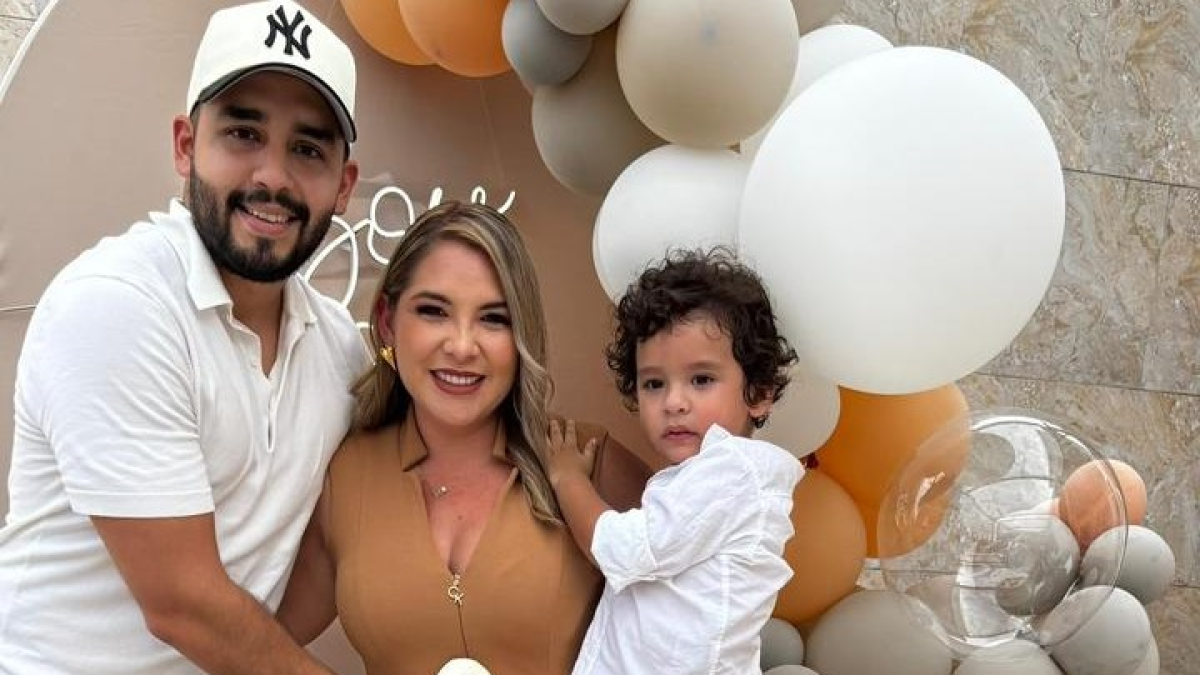 Soledad Barberán y su esposo, René Arreaga, celebran la llegada de una niña a la familia.