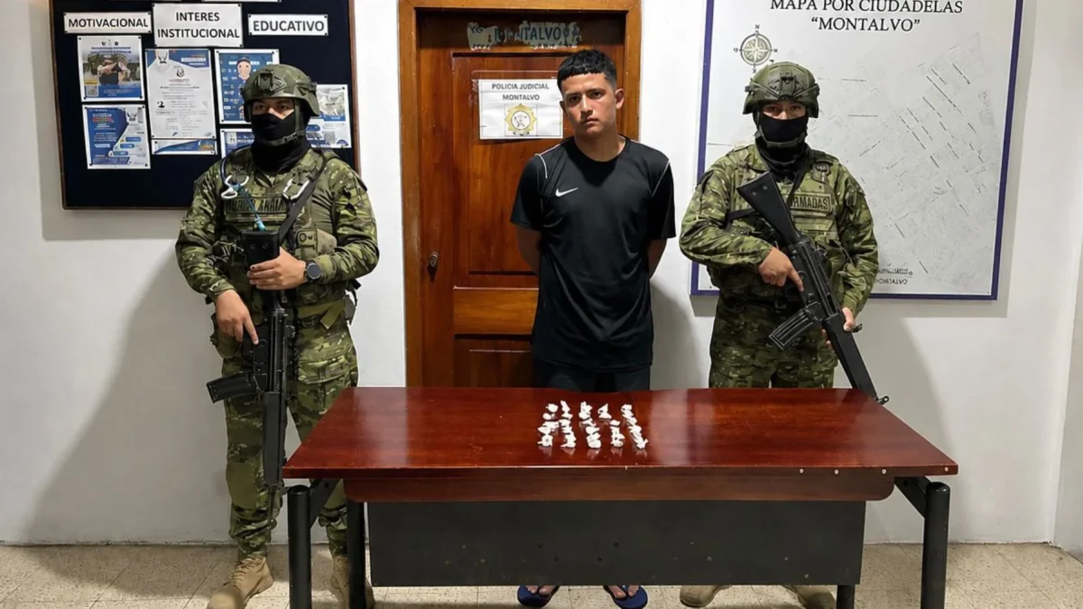 Operativo militar detuvo a alias Chino, presunto Los Lobos, en Montalvo, por microtráfico, tras información de inteligencia.