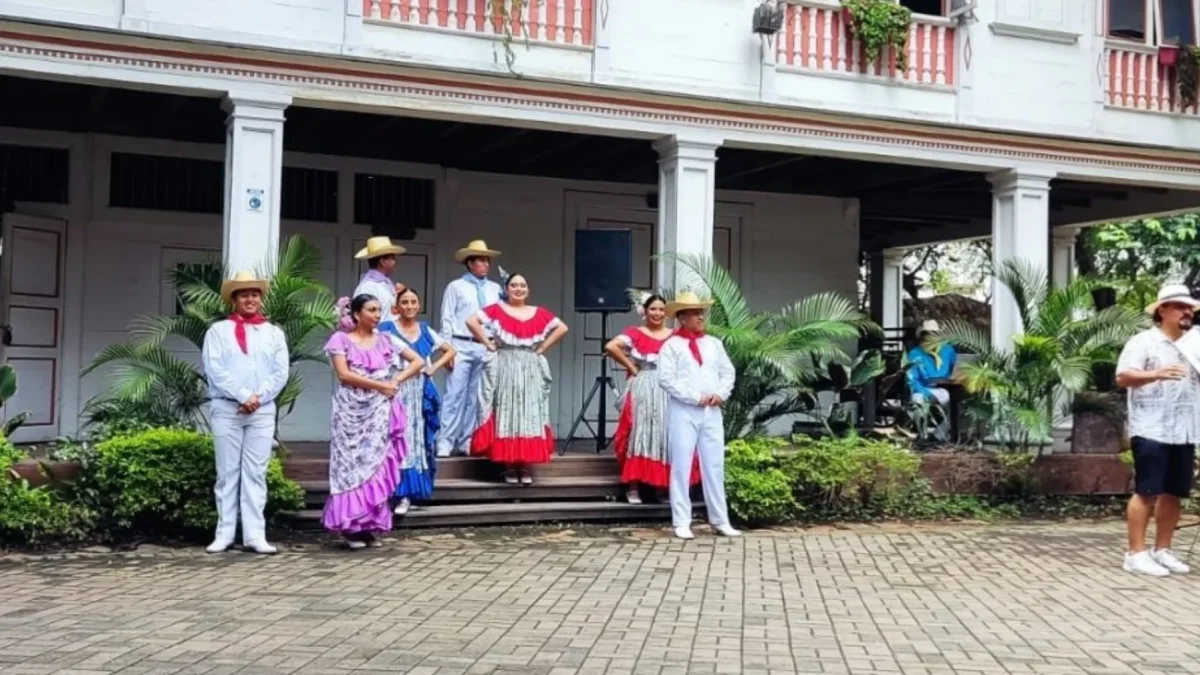 La agrupación, con cuatro décadas de trayectoria, reúne a bailarines y músicos dedicados a preservar tradiciones del litoral ecuatoriano.