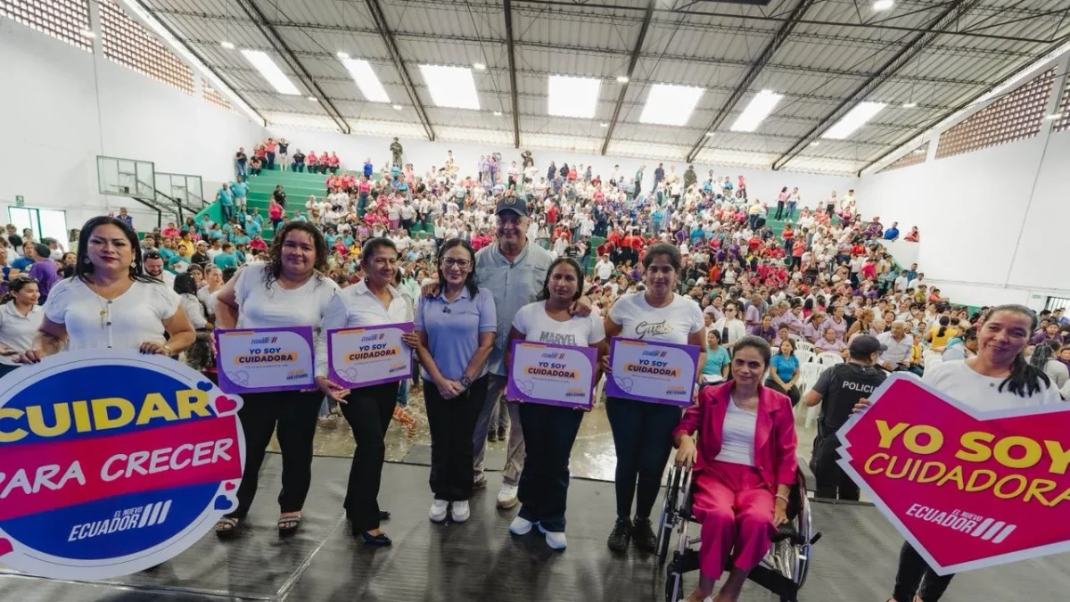 Un grupo de madres que reciben el bono Joaquín Gallegos Lara celebrando su día.