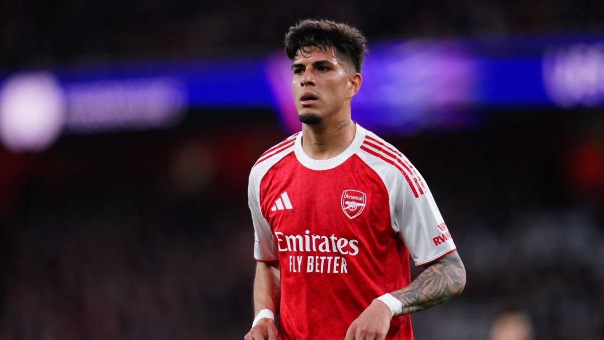 (Video) Piero Hincapié terminó casi desnudo: Esto pasó en Arsenal vs Burnley por Premier League