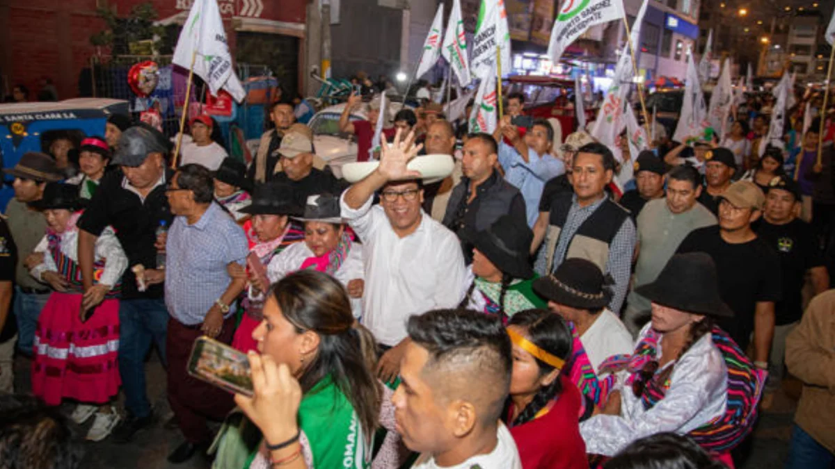 Brecha de 15.000 votos retrasa definición del balotaje presidencial en Perú