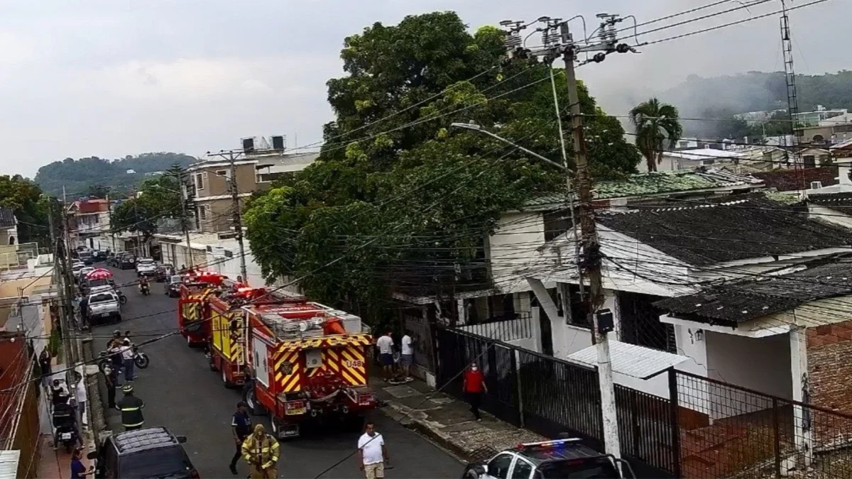 Bomberos liquidan incendio domiciliario en Urdesa Central tras alerta vecinal