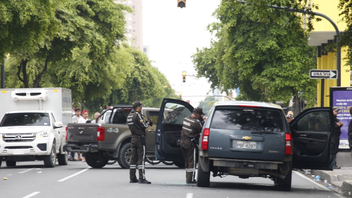 La Policía Nacional intervino en la zona tras la ráfaga de disparos contra el vehículo.