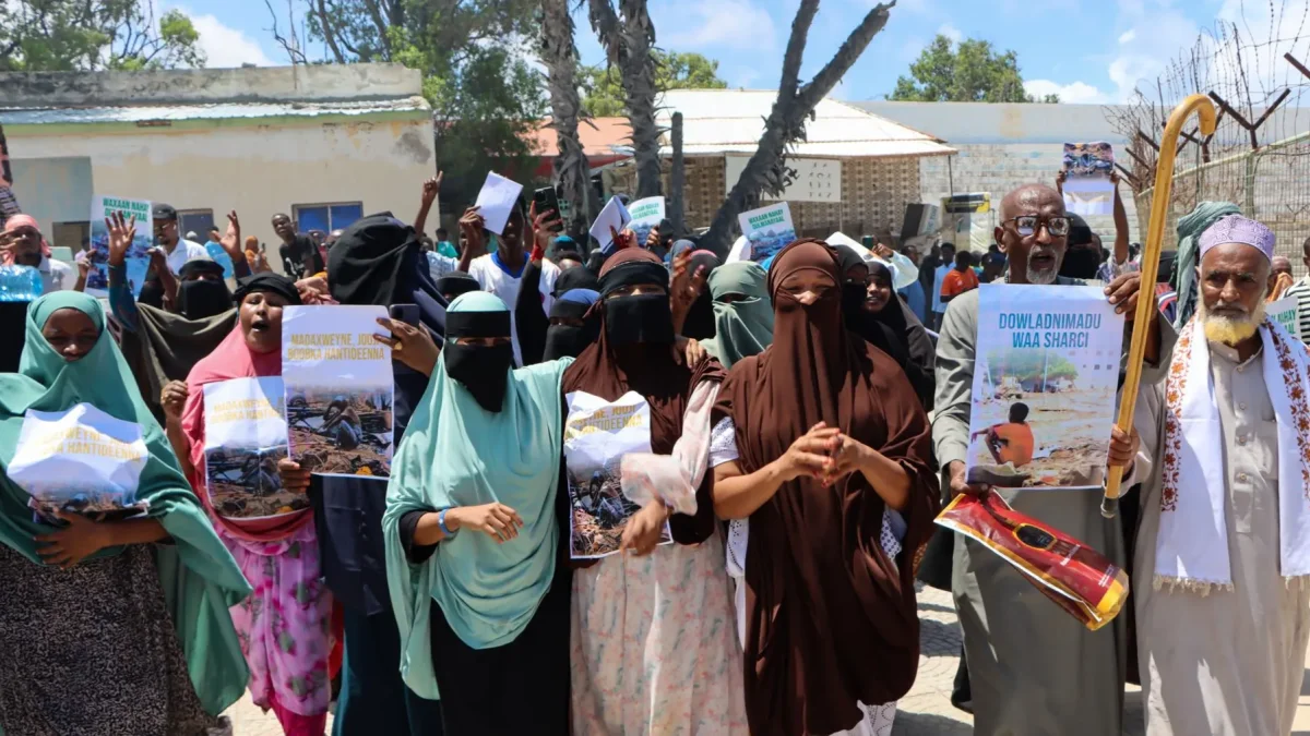 Manifestantes protestan contra los desalojos forzosos y los problemas relacionados con la tierra en Mogadiscio, Somalia, el 10 de mayo de 2026.