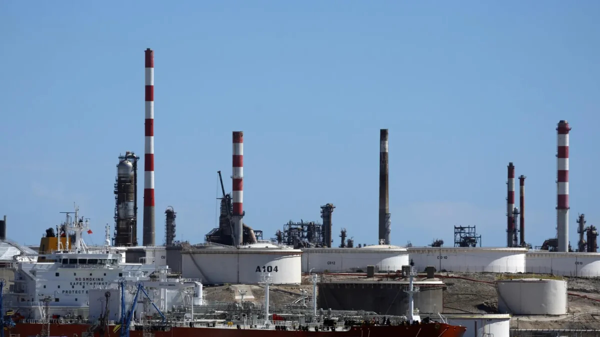 Buques petroleros descargan en la refinería de Lavera, en Martigues, al sur de Francia, el 11 de mayo de 2026.