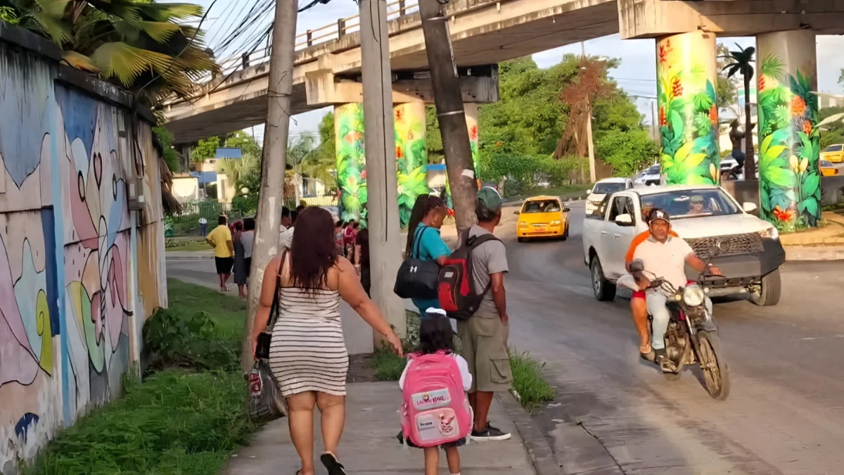 En las paradas de buses del sur de la ciudad, decenas de personas aguardaban con incertidumbre la llegada de unidades que nunca aparecieron.