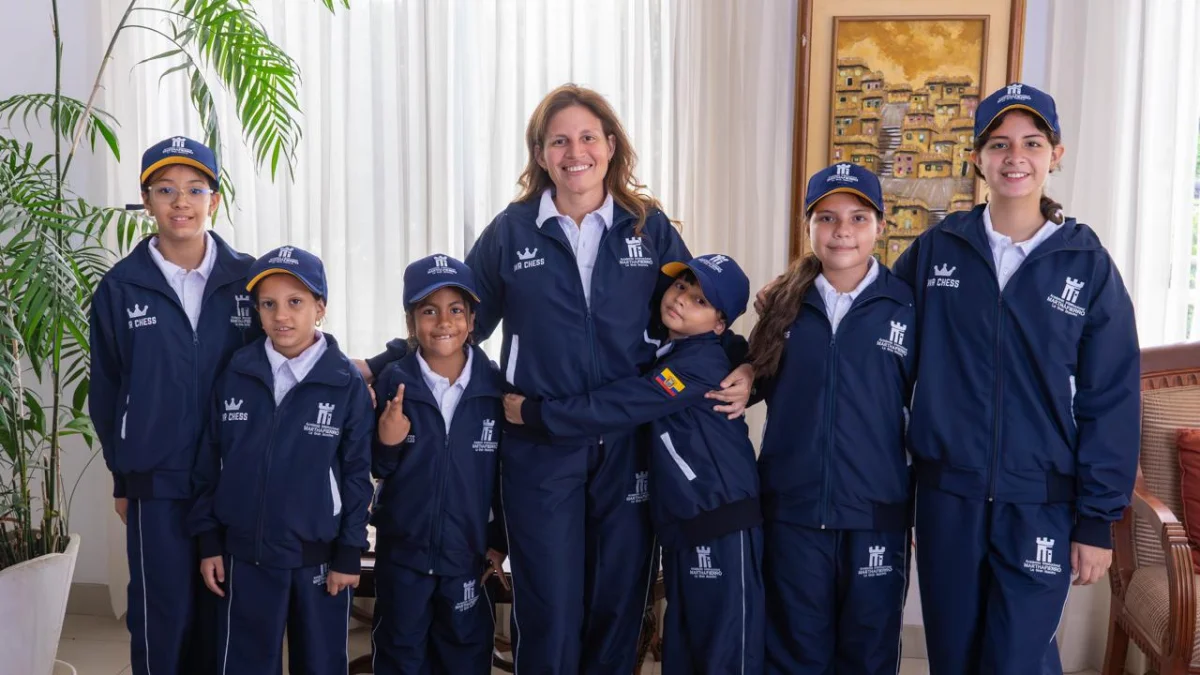 Martha Fierro junto a las jóvenes talentos que representan a Ecuador en El Salvador.