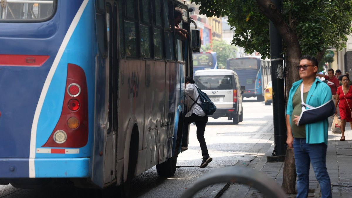 Fetug alerta sobre crisis del transporte público en Guayaquil: 580 buses embargados