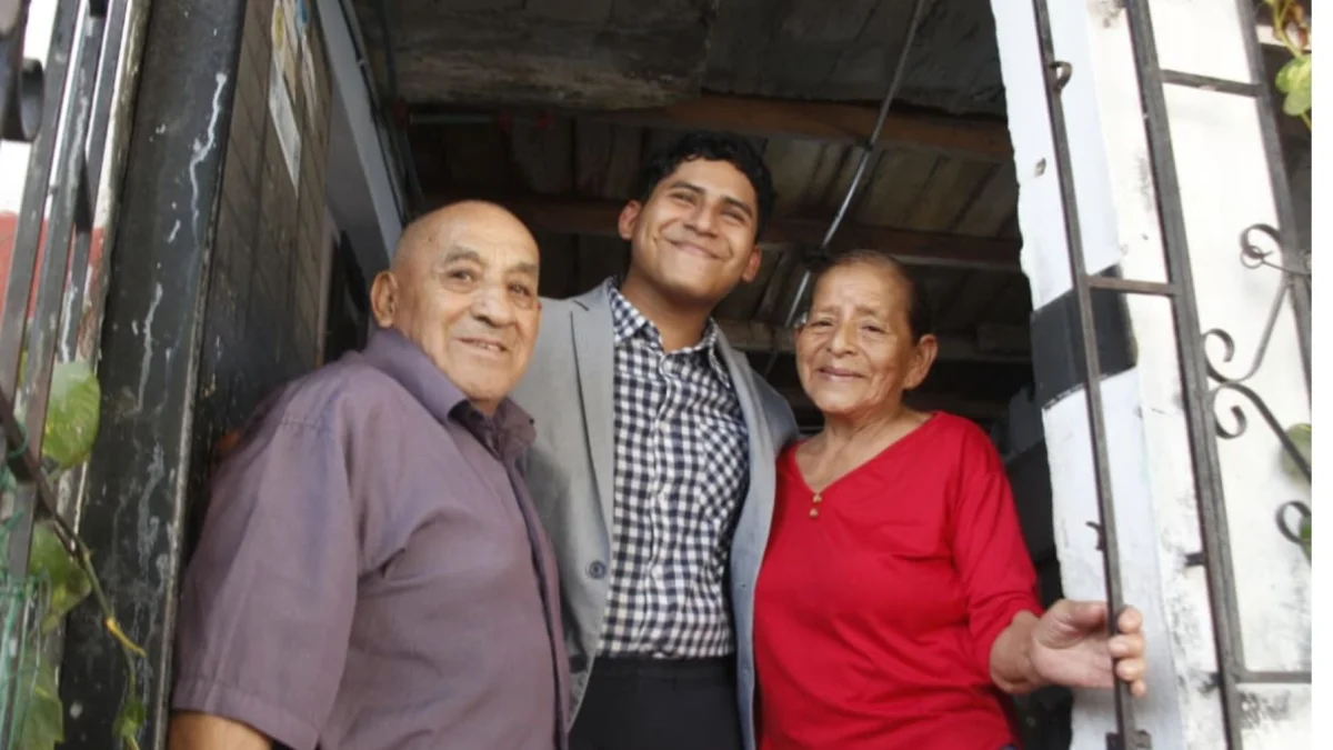 Joaquín Baños y sus abuelos que lo criaron desde los tres años. Para él, son su motor de vida.