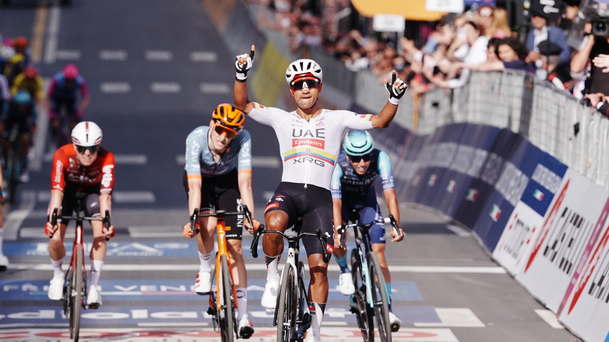 El festejo de Jhonatan Narváez tras ganar a cuarta etapa del Giro de Italia.