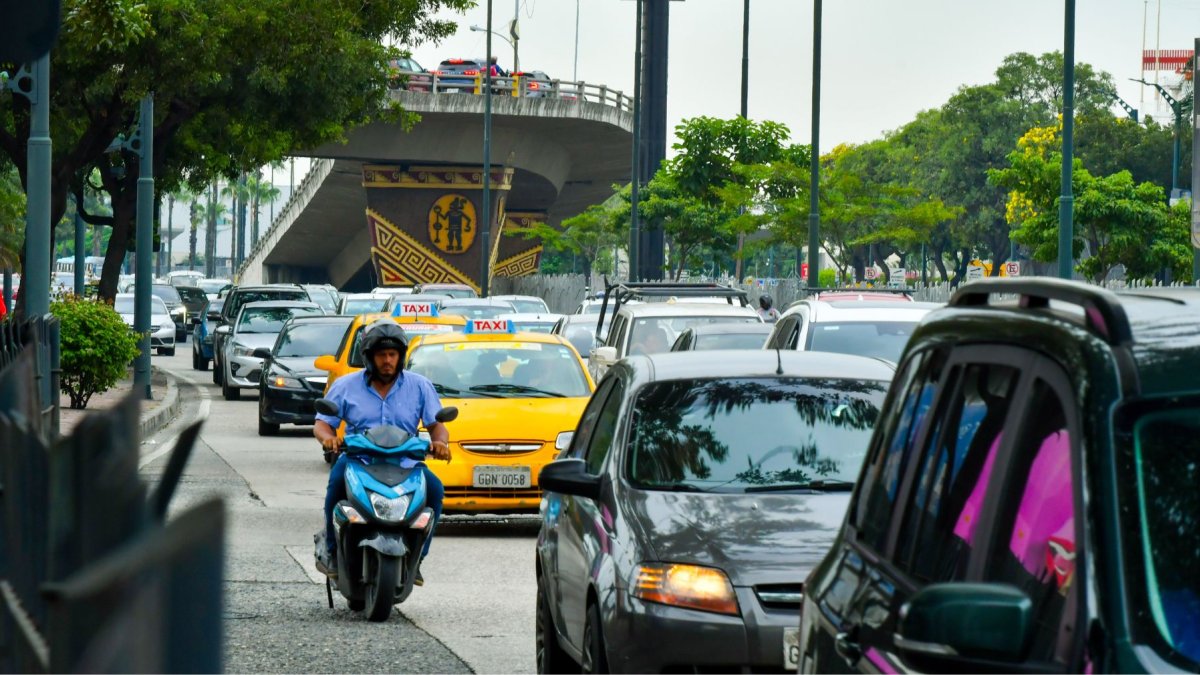 La avenida de las Américas, en el norte de Guayaquil, es una de las arterias viales que soporta congestión vehicular a diario.