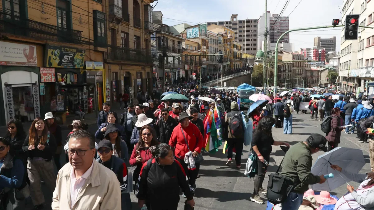 Integrantes del Magisterio Urbano se manifiestan contra las políticas económicas del Gobierno, en La Paz (Bolivia).