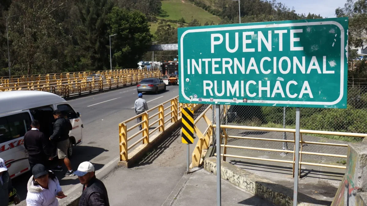 Ecuador impuso una tasa de control aduanero a mercancías colombianas y concentró su ingreso terrestre por Rumichaca. Colombia respondió con aranceles recíprocos y restricciones.