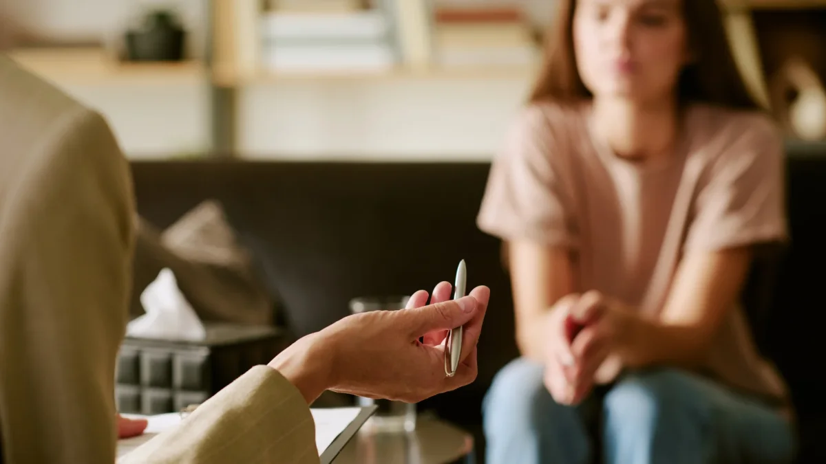 Líneas de ayuda y apoyo psicológico gratuito para mujeres violentadas en Ecuador