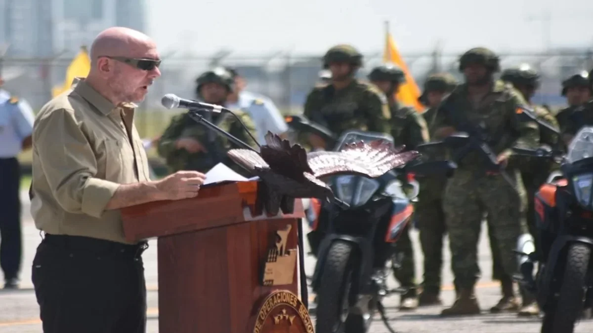 El ministro de Defensa, Gian Carlo Loffredo, entregó 139 motos y camionetas a las Fuerzas Armadas para las operaciones de seguridad en Guayaquil y Guayas.