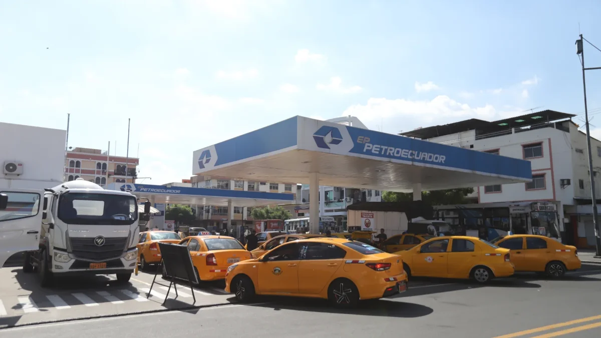 Conductores realizaron largas filas en gasolineras de Guayaquil tras el aumento de combustibles.