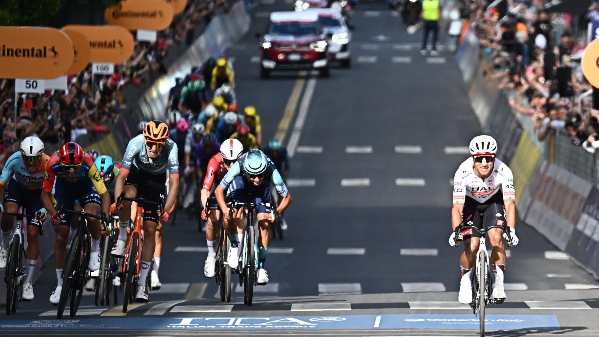 Jhonatan Narváez (d) es una de las cartas fuertes del UAE Team Emirates.