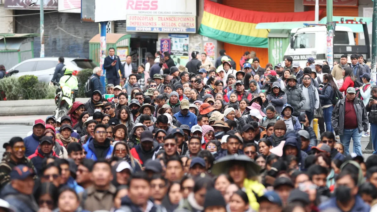 Personas se manifiestan este martes, en La Paz (Bolivia).