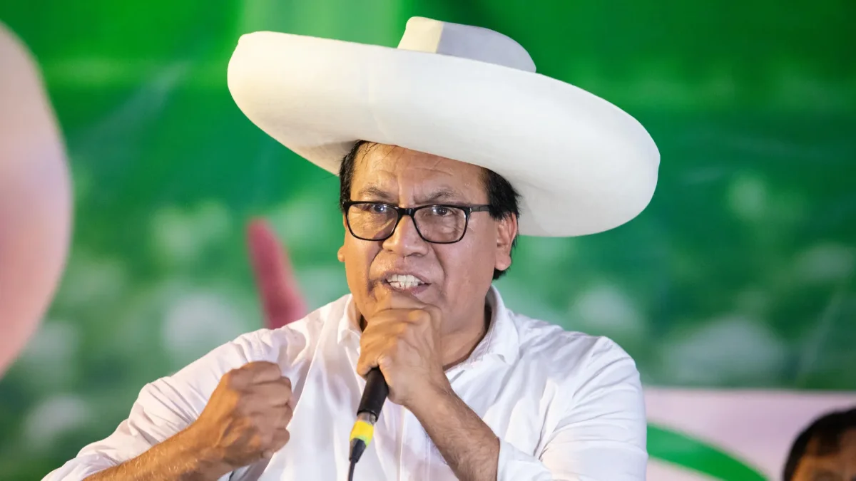 El candidato presidencial peruano del partido izquierdista Juntos por el Perú, Roberto Sánchez, habla durante un acto político, en Huaycan (Lima).