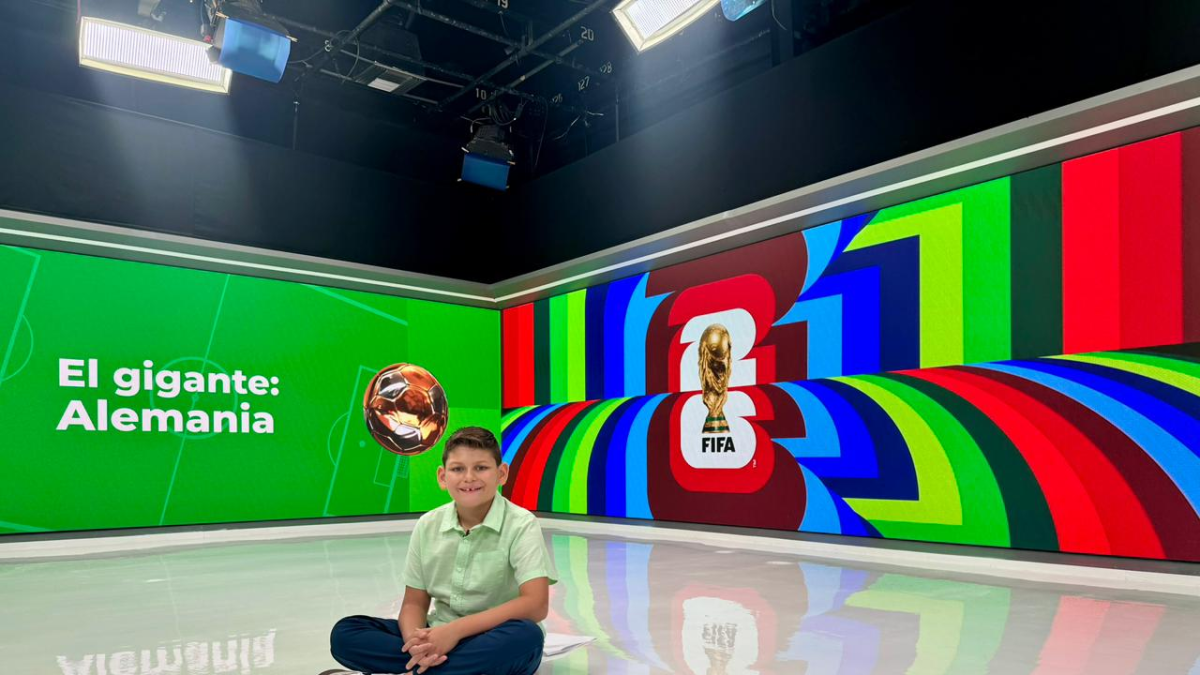 El hijo de Liz Valarezo combina su amor por el deporte y la comunicación en la pantalla chica.