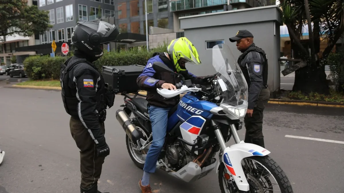Imagen referencial. La Policía realiza controles a personas y motocicletas en distintos puntos de Quito.