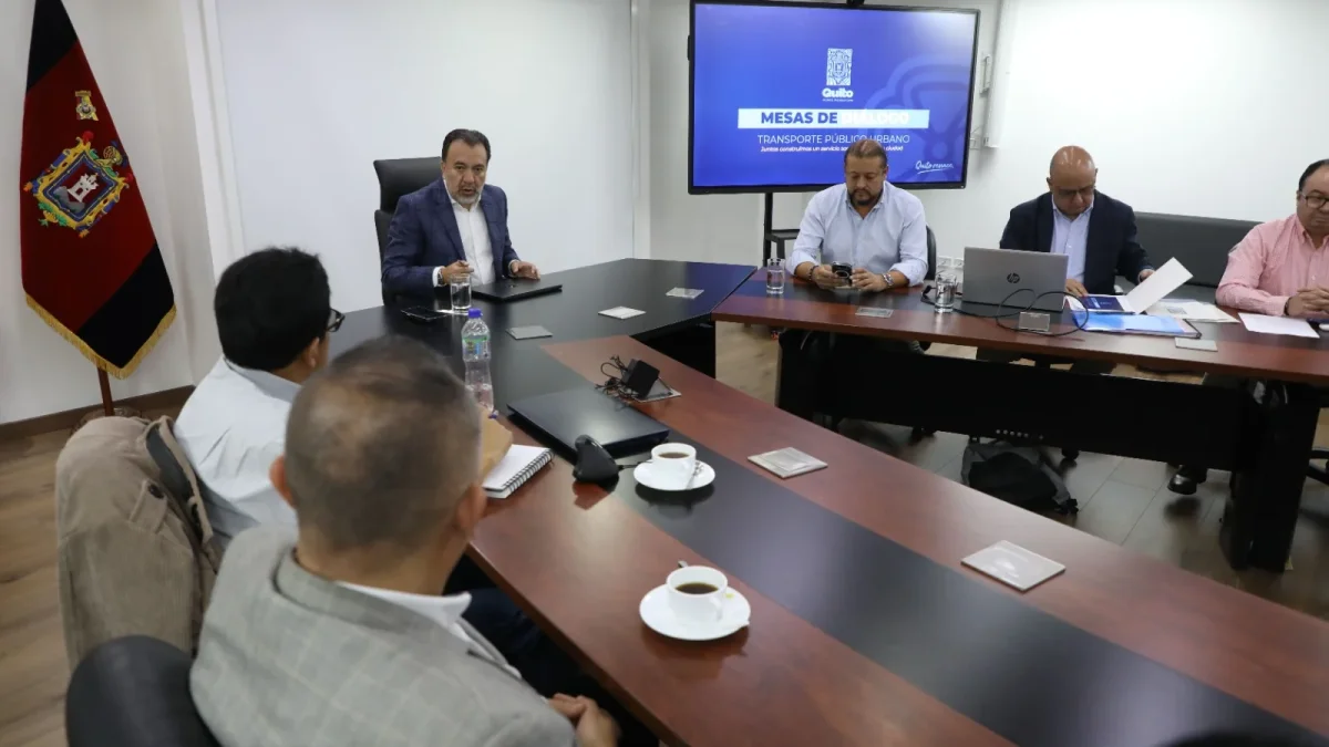 ¿Subirá el pasaje en Quito? Municipio y transportistas mantienen reunión reservada