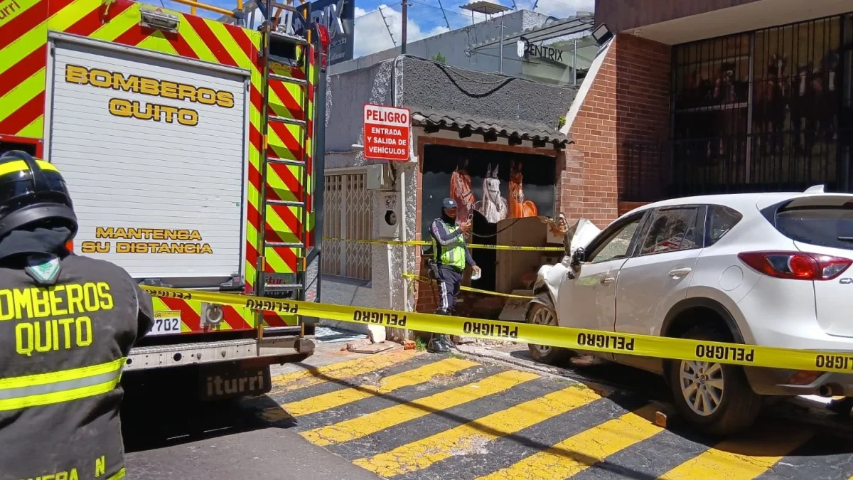 Vehículo pierde los frenos y se estrella contra consultorio dental en Quito: hay heridos