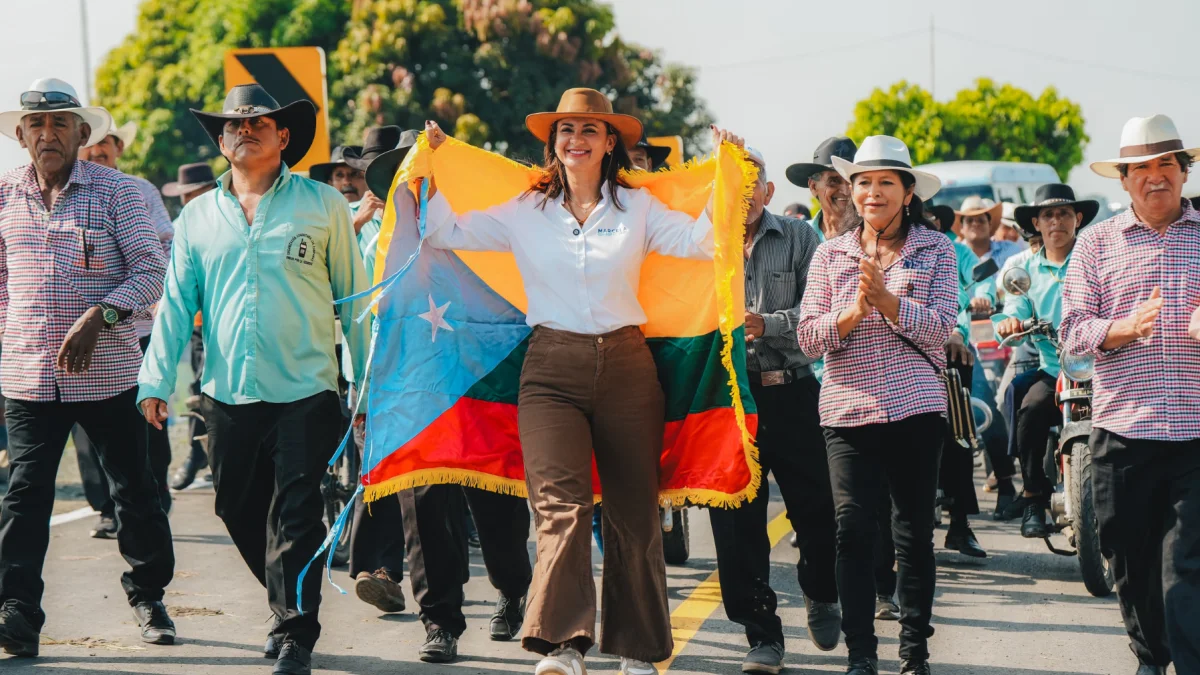 La prefecta participó en la entrega de la obra junto a representantes del sector agrícola local.