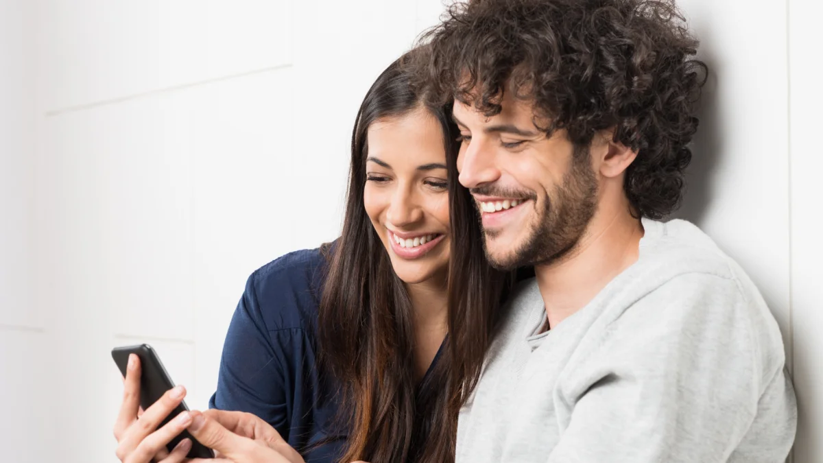 El pebbling describe pequeños gestos que fortalecen vínculos en redes sociales.