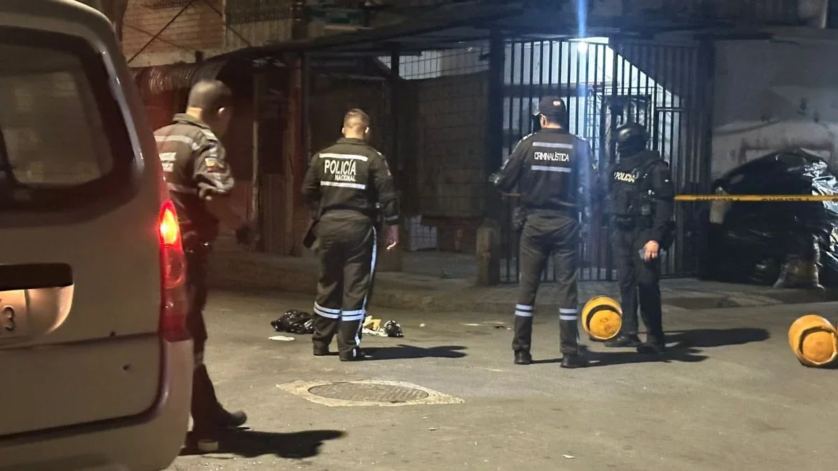 Furgoneta con cilindros de gas y presunto material explosivo genera alerta en Guayaquil